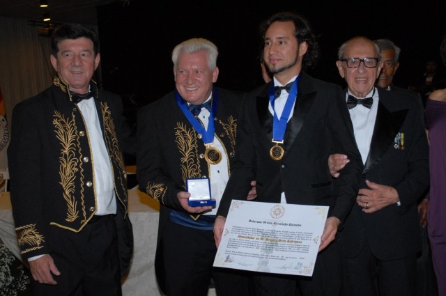 TÍTULO NO GRAU HONORÍFICO DE COMENDADOR E MEDALHA CRISTÓVÃO COLOMBO